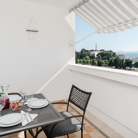 Homey With A View Apartment