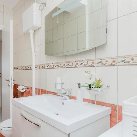 Apartment Homey With A View Split